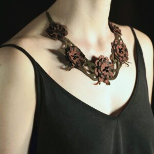 Collier fleurs mauves