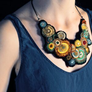 Collier en perles brodées multicolores